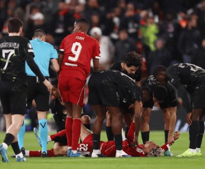 安菲尔德惊现“断弦”悲剧！埃基蒂克无对抗重伤离场，红军锋霸恐赛季报销无缘世界杯