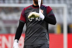 曼联地震级引援！曝5000万锁定奥纳纳替身，罗马门神斯维拉驾到？