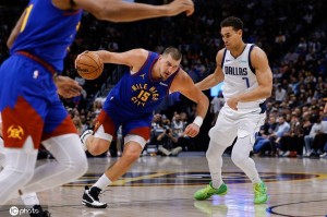 戴维斯32+13约基奇空砍29+20+13 独行侠胜掘金